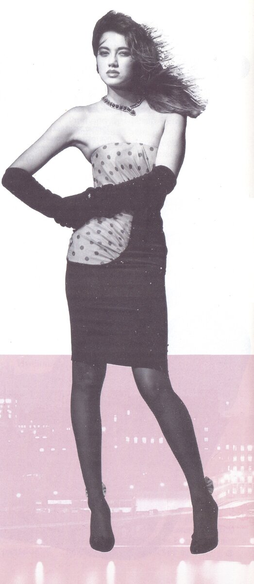 Для этого плотно облегающего фигуру, короткого вечернего платья Олдфилд выбрал сочетание чёрного крепдешина и алого в чёрный горох шифона