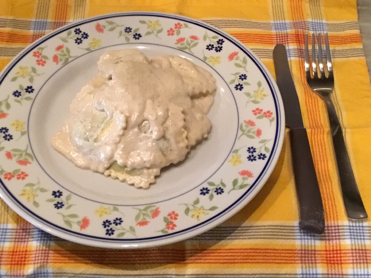 С пансотти соус выглядел бы лучше. Было вкусно, синьор Пини подобрал весь соус с тарелки корочкой хлеба… 