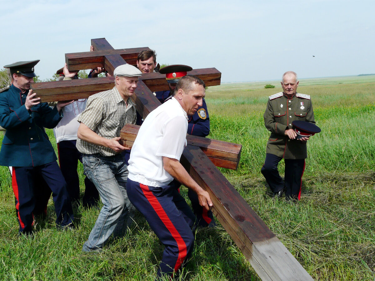 Установка поклонного креста на месте бывшего редута Лосев. 2011 год.