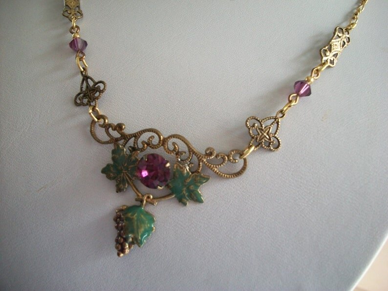 Sadie Green колье виноградная ветвь, эмаль, сиреневые кристаллы.