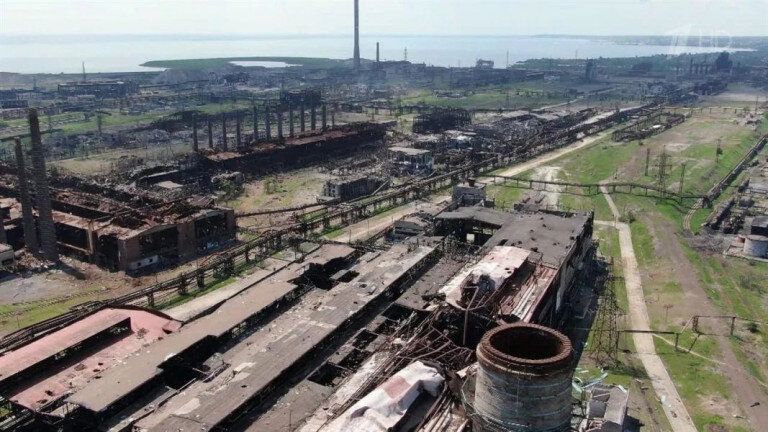 На заглавном фото: на «Азовстали» и сейчас скрываются «подземельцы»