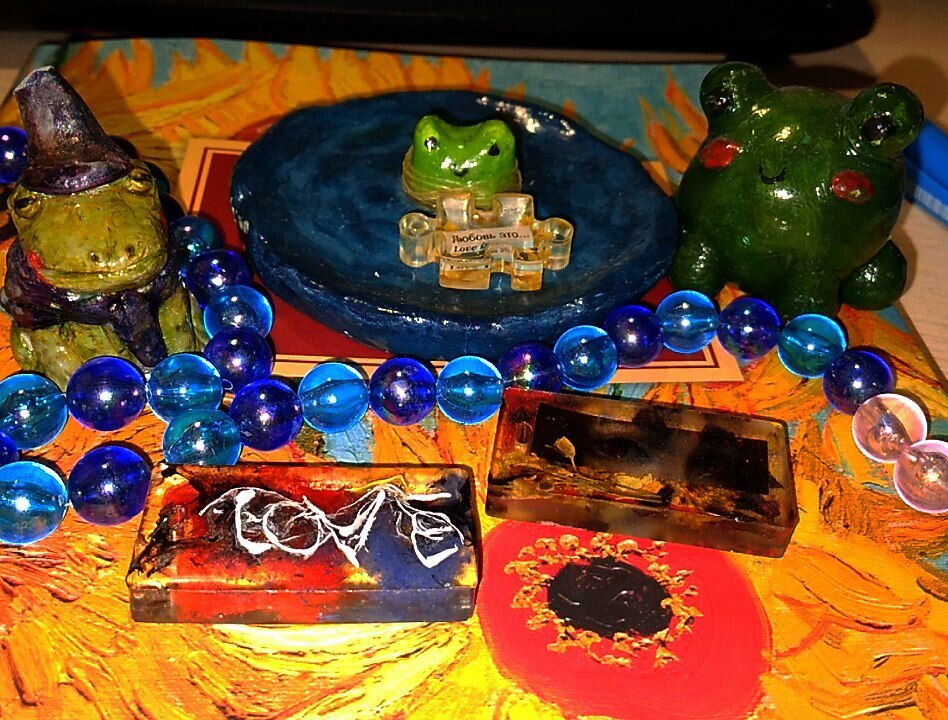 изделия из глины, эпоксидной смолы и бусы.