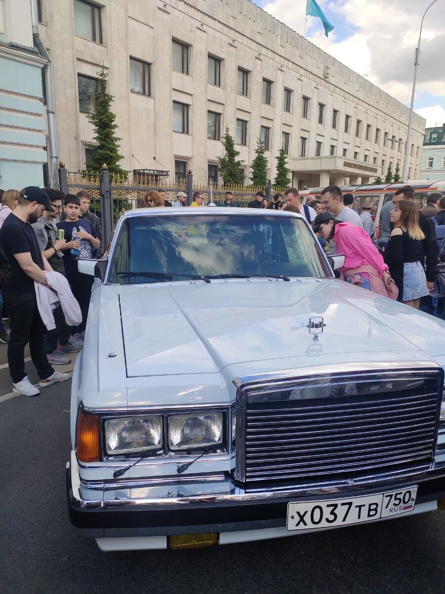 Белый ЗИЛ - 41041