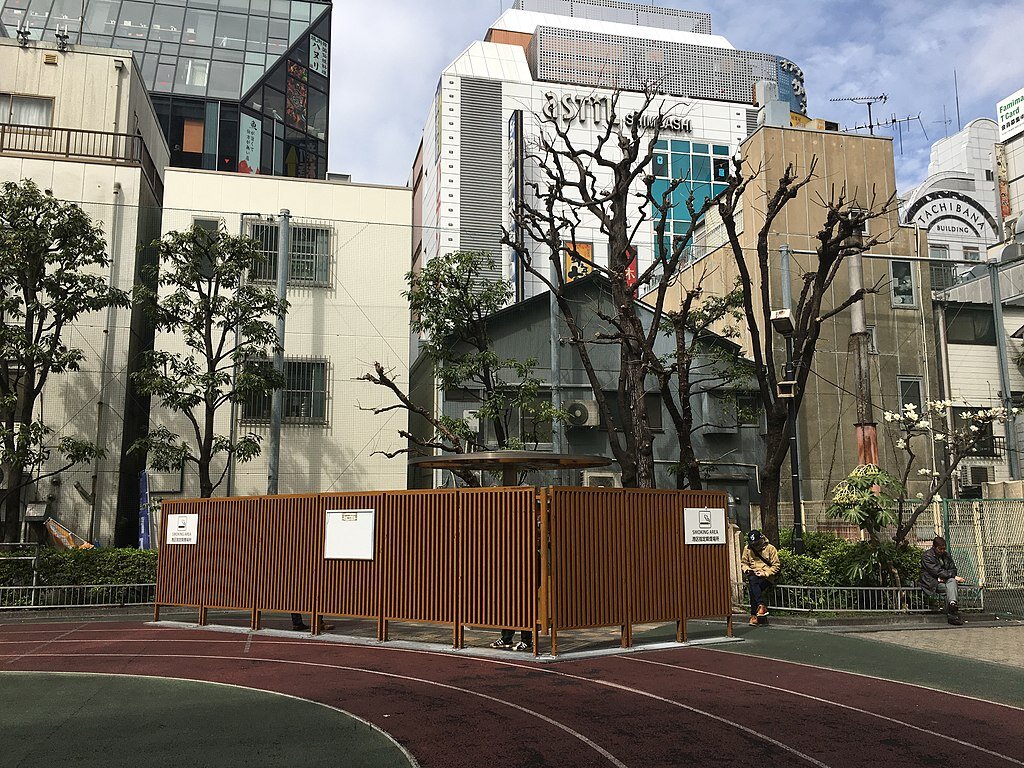 By Nesnad - Own work, CC BY 4.0, https://commons.wikimedia.org/w/index.php?curid=77435820. Зона для курения в парке Симбаси. Япония, 2019 год