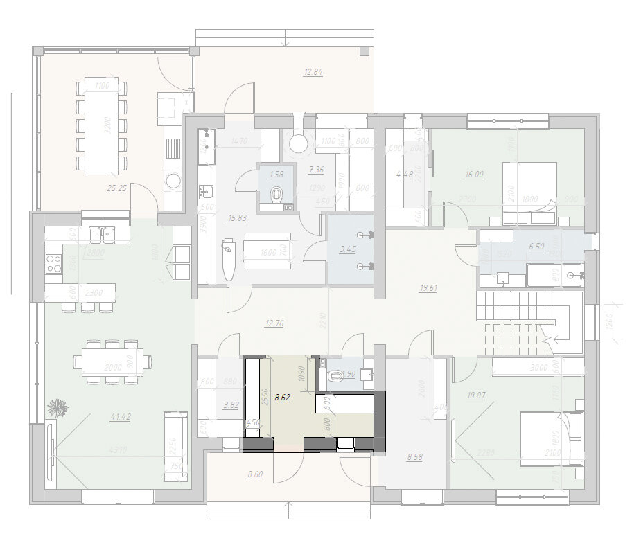 Иногда тамбур нет смысла отделять дверью: в данном случае воздух основных помещений почти не будет охлаждаться так как его путь слишком извилист, благодаря коридору и четко выделенной грязной зоне мы имеем возможность не отделять тамбур дверью.