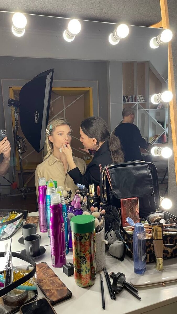 Визажист готовит меня к съемке в студии. 