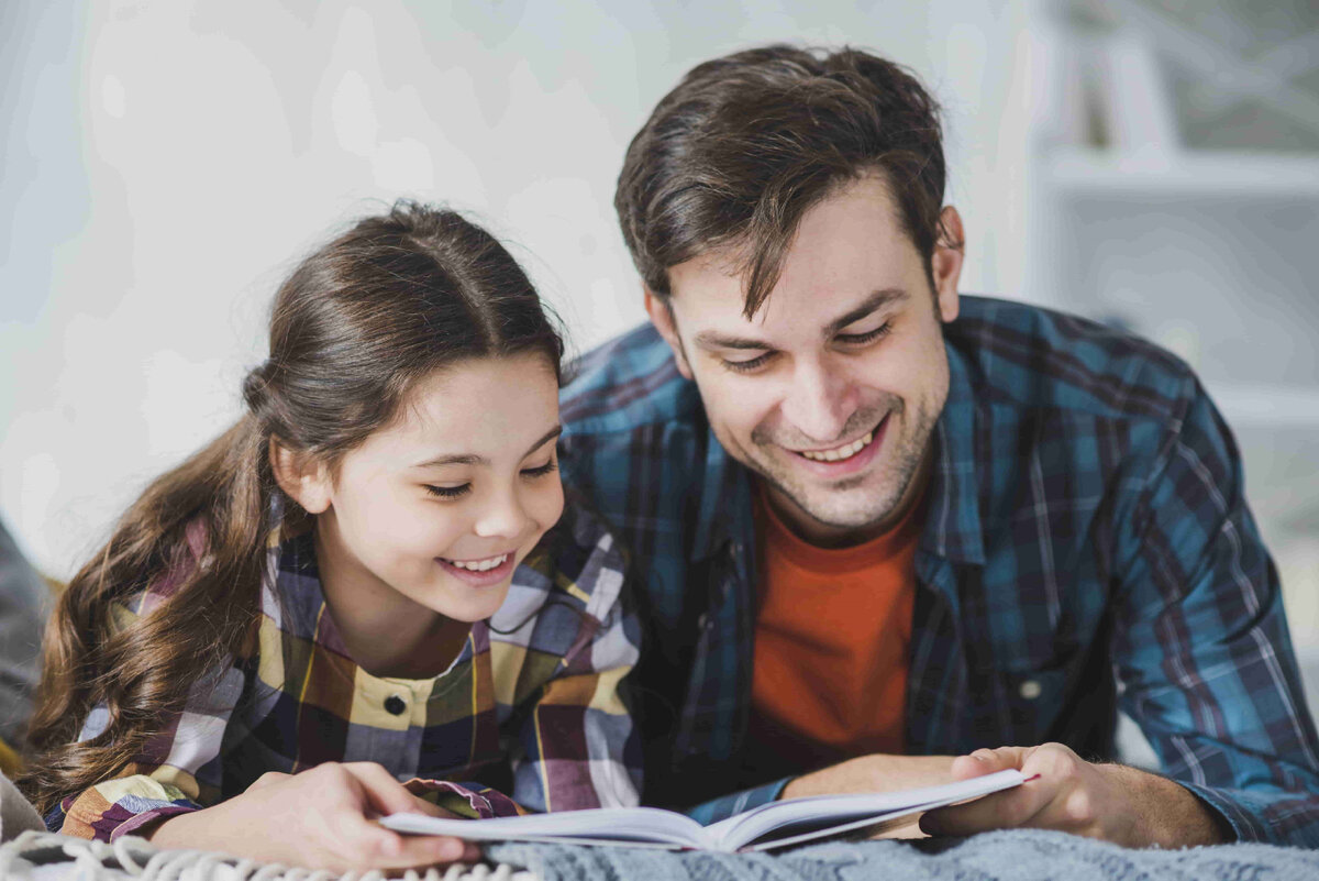 Совместное чтение книг с ребёнком позволяет сохранить тесную эмоциональную связь
