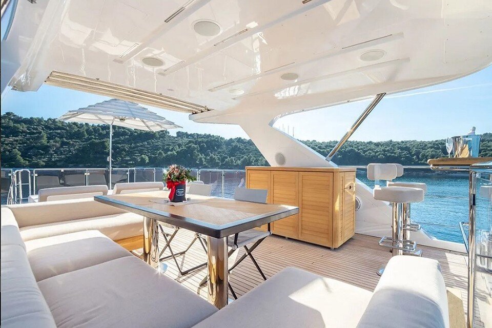     Яхта выполнена в неоклассическом стиле.