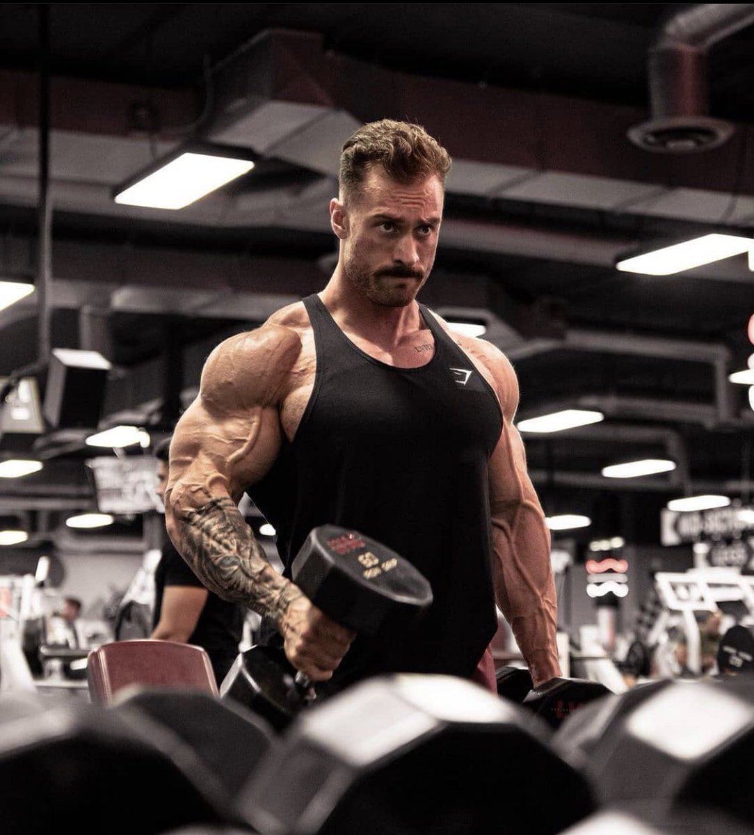 Подъем гантелей молотковым хватом