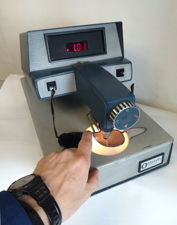 Замер плотности солнечных очков на денситометре Макбет TD-504.