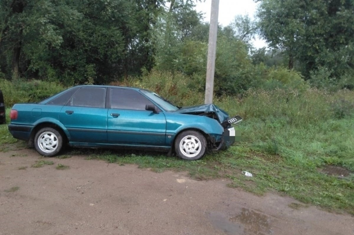    В Торопце автомобиль Audi врезался в столб, пострадал пассажир