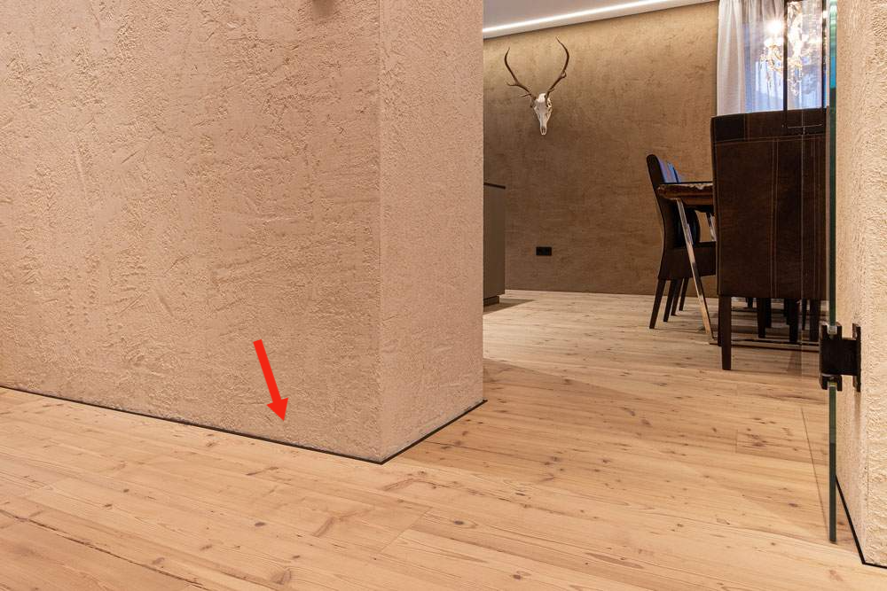 Minileist плинтус. Микроплинтус в интерьере. Микроплинтус в интерьере. Плинтус напольный ликорн микро лайн. Микроплинтус в интерьере.