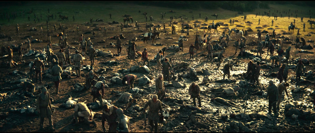 Первые часы после завершения Азенкурской битвы. Кадры из фильма «Король» (Производство: Великобритания, Австралия, США и Венгрия. 2019 год; режиссёр – Дэвид Мишо)