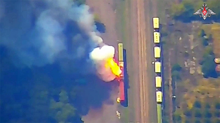 Скриншот кадра видео Минобороны России объективного контроля поражения эшелона с боеприпасами ВСУ в Днепропетровской области 