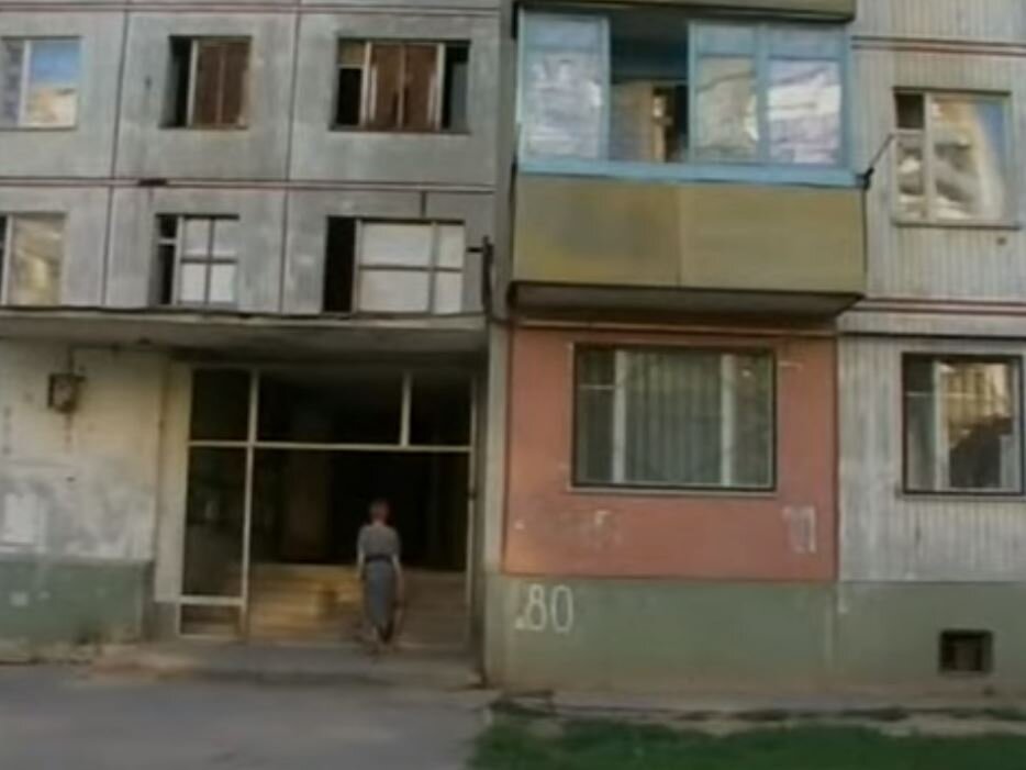 Вход в подъезд общежития, Орбитальная дом № 80