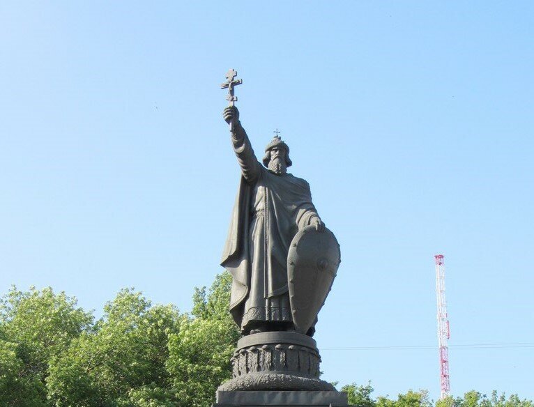 Город князь. Памятник князю Владимиру в Белгороде. Памятник Владимиру великому (Белгород). Князь Владимир Белгород. Памятник князю Владимиру город Белгород.