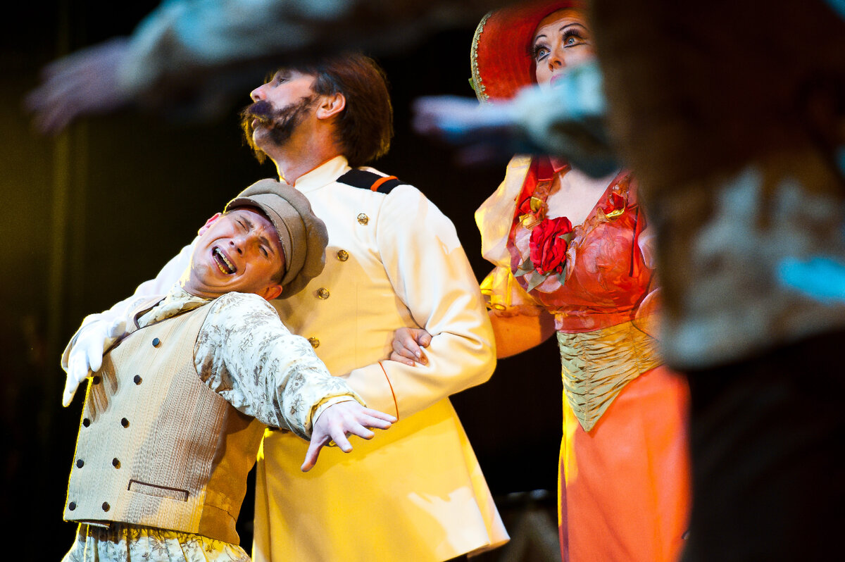 В роли дворника в номере Чайная.