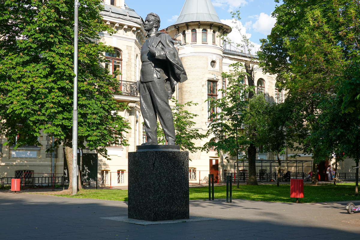 Москва. ЦАО. Переулок Огородная Слобода. Памятник Ленину-гимназисту