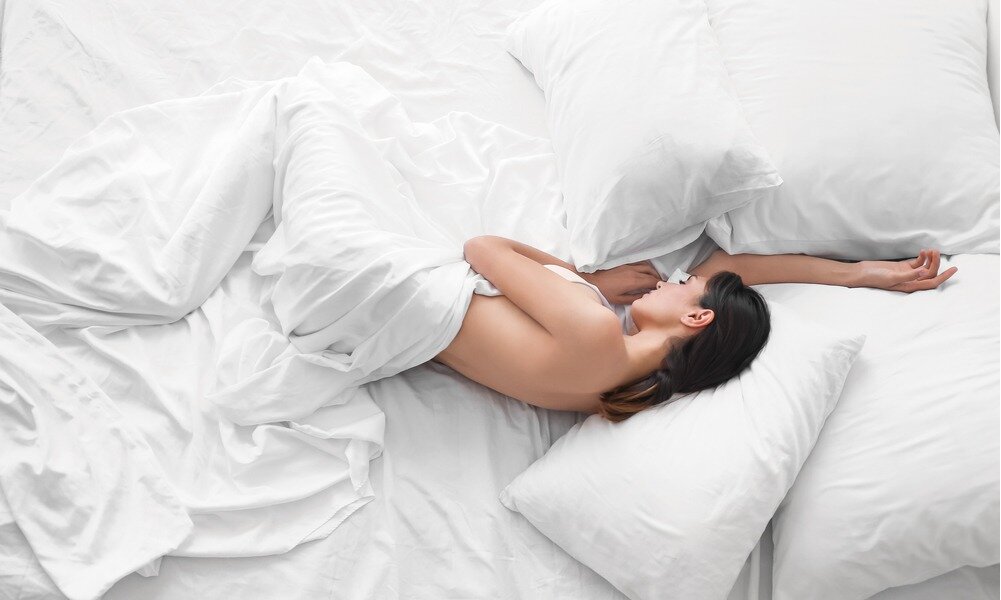 Хотя выбор одежды для сна сейчас разнообразен, и некоторые привыкли засыпать в ночном комплекте, ученые советуют спать голышом. Расскажем, почему это так полезно. 1.-2