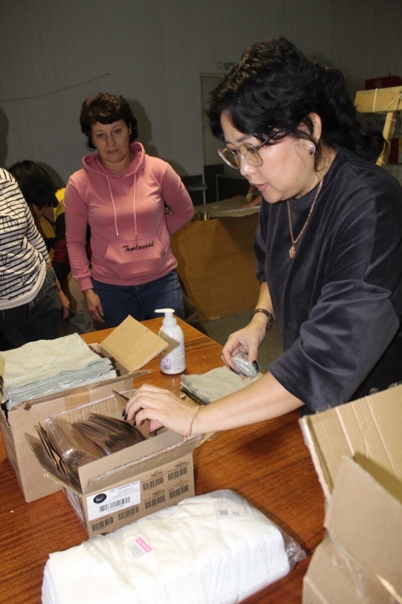  📷    Домбаровские волонтеры плетут масксети и изготавливают окопные свечи для бойцов СВО Кристина Просвиркина