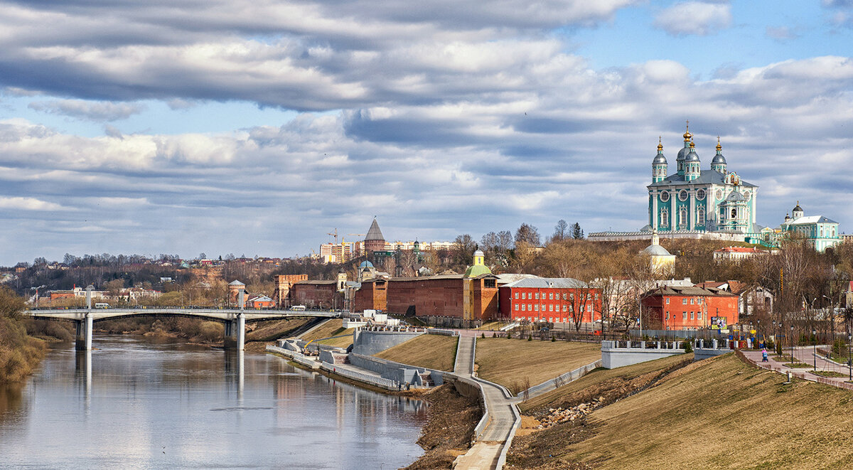 смоленск. смоленск крепость и успенский собор. древнерусский смоленск. смоленск центр города. смоленск в древней руси.