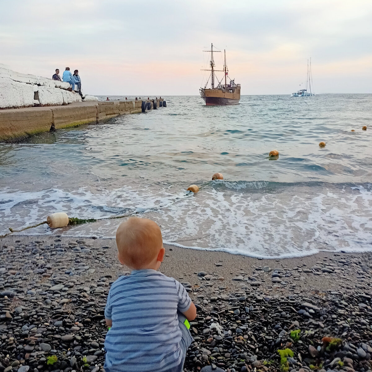 На прогулке, любимое занятие - кидать камушки в море ) фото автора 