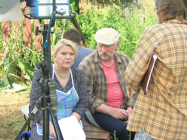 Дело было на съемках. Снималась сцена со стиркой. Тазик с красивой пеной мы ей сделали, а тряпки под рукой нету. Ну, я скинул футболку - нехай стирает, не пропадать же флакону ферри.
 А чо? Постирала. 
 