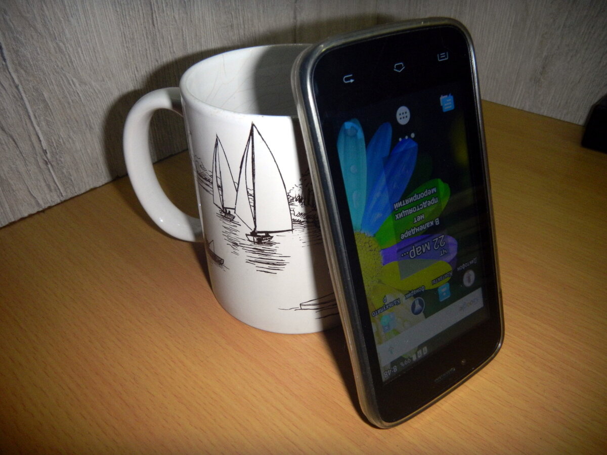 Динамики расположены на нижней грани устройства, поэтому они громче звучат, когда обращены вверх и наружу