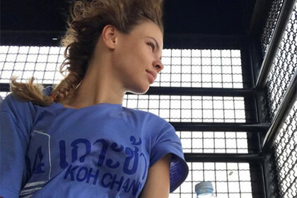 Анастасия Вашукевич (Настя Рыбка), Александр Кириллов (Алекс Лесли) и еще пять человек, находящиеся в таиландской тюрьме по подозрению в организации секс-тренингов, готовы признать свою вину. Об этом РИА Новости рассказал адвокат Саттхапхон Сийоха. 
Всех их обвиняют в незаконном осуществлении предпринимательской и трудовой деятельности на территории Таиланда. По словам защитника, он пытается ускорить ход судебного процесса. Сийоха заявил, что подал прошение о проведении судебного заседания по их делу «в ближайшие дни вместо 17 апреля», на которое было изначально назначено заседание.

Русский болванчик
Превращение России в элемент борьбы за власть в США не сулит ей ничего хорошего
Адвокат добавил, что у прокуратуры тоже все готово. «Обвинительные заключения по всем десяти обвиняемым уже в суде. Троих, находившихся в тюрьме Паттайи, суд уже приговорил к условным срокам, небольшим штрафам и депортации. Так что сейчас дело только за иммиграционной полицией: суд состоится тогда, когда полицейские смогут доставить обвиняемых из Бангкока», — пояснил он.

В настоящее время Настя Рыбка, Алекс Лесли и еще пять обвиняемых находятся в Центре временного содержания иммиграционной полиции в Бангкоке.

По сведениям РИА Новости, на следующей неделе в Таиланде начнется празднование Сонгкрана — Нового года по лунному календарю. Официально выходными объявлены только дни с 12 по 16 апреля, однако многие подданные начнут отмечать 9 апреля, а закончат лишь 17-18 апреля.

Настя Рыбка и еще девять человек были задержаны полицией Таиланда в феврале за проведение секс-тренингов. 28 февраля Алекс Лесли написал письмо в американское консульство с просьбой предоставить ему и Рыбке политическое убежище. По его словам, у них «есть очень важная для США информация», и они «очень сильно рискуют своими жизнями».

За день до этого девушка обратилась к американским журналистам с предложением рассказать о связях президента США Дональда Трампа и его окружения с Россией, о которых якобы «знает очень много».