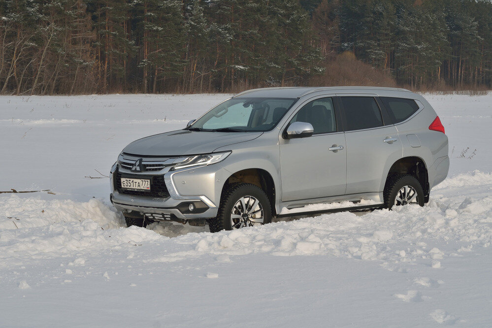   Новый  Pajero Sport немного подрос: длина увеличилась на 90 мм, высота – на 5  мм за счёт интегрированных рейлингов, а вот ширина и колёсная база  прежние. Дорожный просвет стал больше на 3 мм (до 218), но геометрия всё  равно ухудшилась из-за красивого переднего бампера. Угол въезда  составляет 30 градусов (-6 градусов). Хорошо хоть угол съезда неизменен:  24 градуса.   