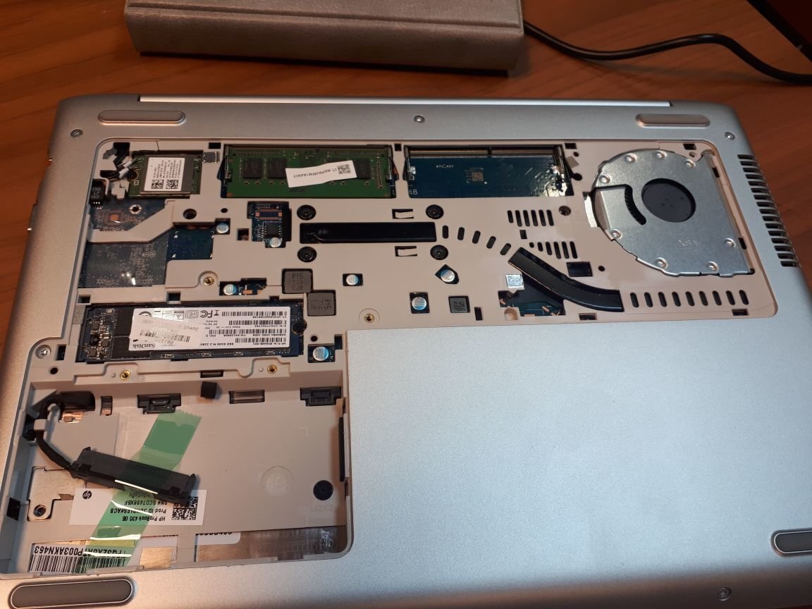 "Внутренности" ноутбука. Хорошо видно 2 слота для ОЗУ, Sata и m2 слот.
