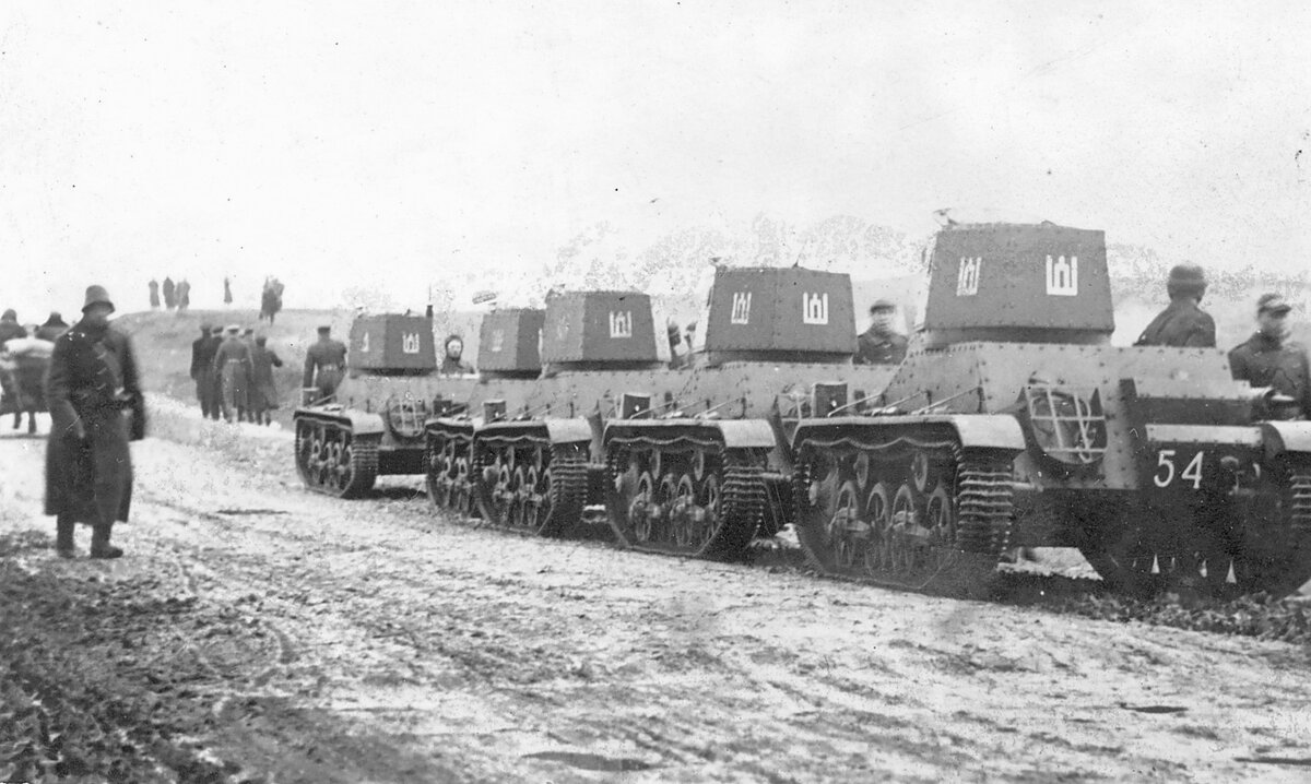 Литовские легкие танки Vickers M1936 на дороге на Вильнюс. 1939 г. (c) waralbum.ru