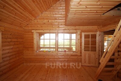 Деревянные дома сохраняют свою традиционную популярность, невзирая на появление новых строительных материалов. Для возведения жилых домов используются разные породы древесины. Сосна – один из наиболее популярных вариантов. Рассмотрим, чем хорош дом из сосны, и какие у него минусы.