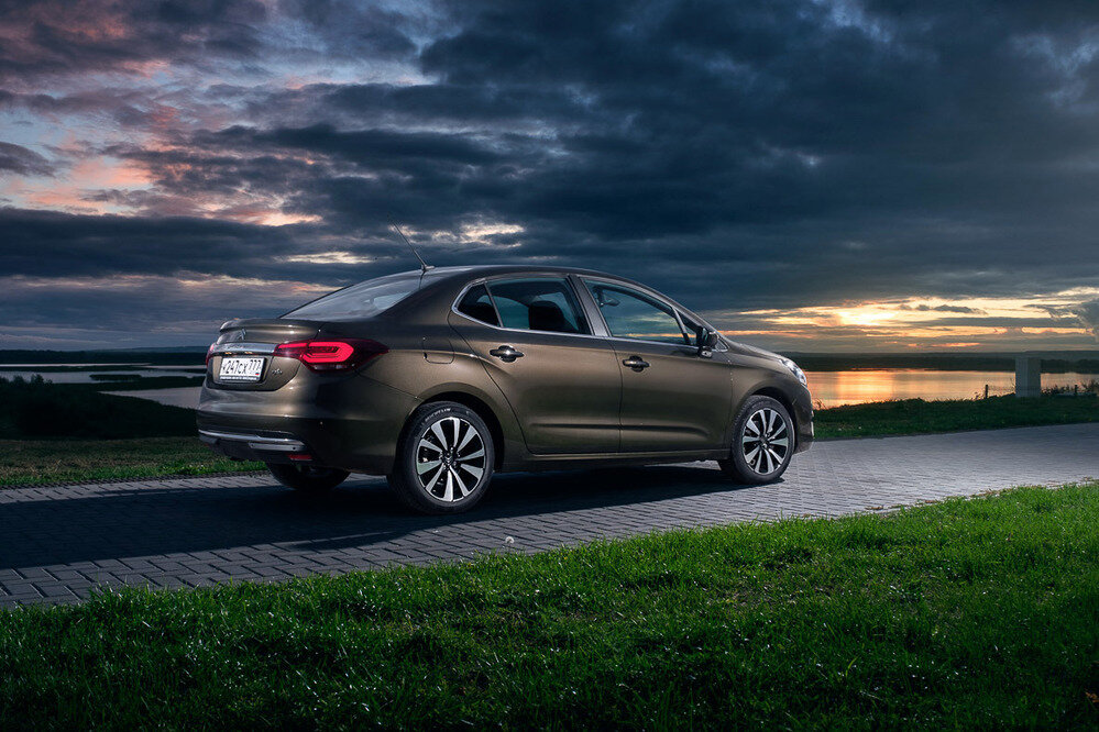 Седан  Citroen –  едва ли не самый адаптированный для нашей страны автомобиль:  клиренс увеличен на 176 мм, стартер и аккумулятор усилены, картер  получил металлическую защиту в базовой комплектации, лобовое стекло и  форсунки омывателей –электрообогрев, а бачок стеклоомывателя  –увеличенный объём. 