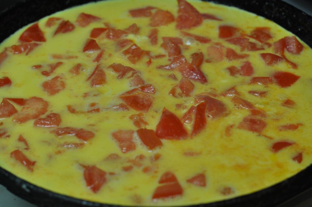 Омлет с сыром и молоком помидорами рецепт. Омлет с помидорами и сыром на сковороде. Омлет на сковороде с молоком пышный с помидорами. Омлет на сковороде с молоком и колбасой. Омлет с колбасой и сыром на сковороде.
