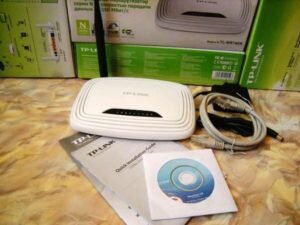 Прежде чем войти в настройки роутера tp-link, необходимо его подключить к рабочей станции. В комплекте вместе с маршрутизатором, как правило, идет все необходимое для его подсоединения.