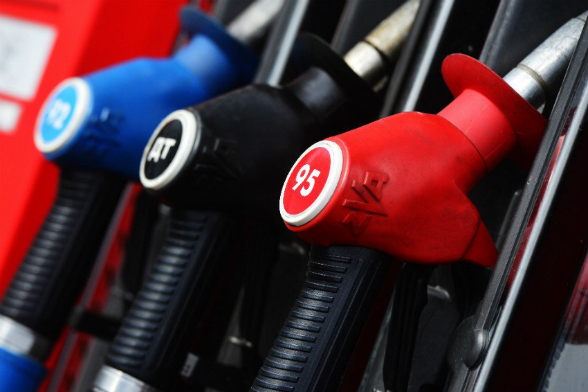  Как вы можете экономить на бензине круглый год? Заправляйтесь на популярных заправочных станциях. Такие автозаправки закупают много топлива каждый день по низкой оптовой цене.