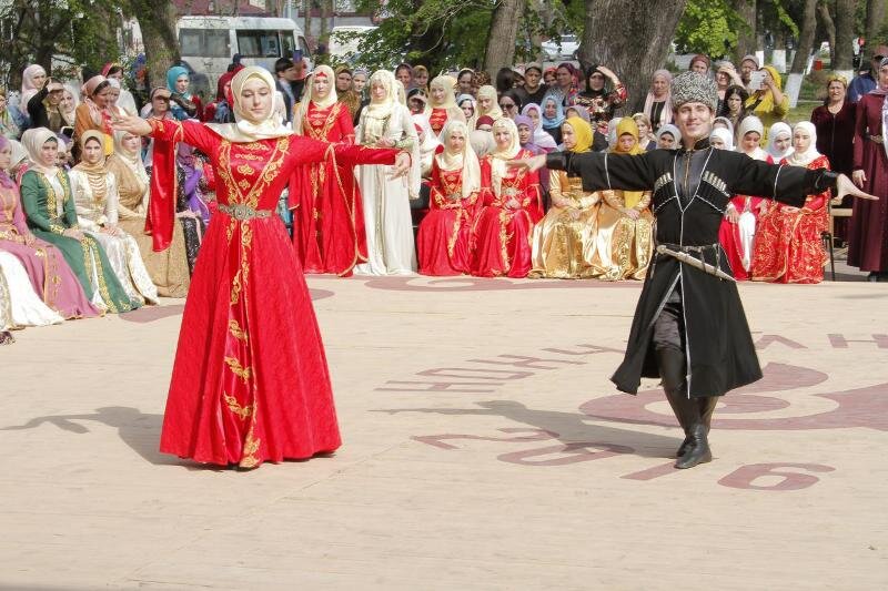 Парный национальный танец «Нохчийн хелхар» Фото: ЧГТРК Грозный. 