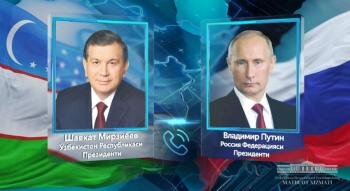 Сегодня, 20 апреля, состоялся телефонный разговор президента Республики Узбекистан Шавката Мирзиёева с президентом Российской Федерации Владимиром Путиным. 
Глава нашего государства выразил искреннюю признательность президенту Владимиру Путину за направленное послание и участие представительной российской делегации в торжественных мероприятиях по случаю завершения строительства и запуска Кандымского газоперерабатывающего комплекса, прошедших накануне в Бухарской области.

Было особо отмечено, что созданное совместно с компанией «ЛУКОЙЛ» высокотехнологичное производство по глубокой переработке природного газа является ещё одним ярким примером укрепляющихся отношений стратегического партнерства и союзничества между нашими странами.

В ходе беседы состоялся обмен мнениями по вопросам дальнейшего расширения и углубления узбекско-российских многоплановых отношений в контексте реализации договоренностей, достигнутых на высшем уровне.

Рассмотрены также актуальные аспекты региональной и международной политики.

Президент Узбекистана вновь подтвердил приглашение президенту России посетить нашу страну с государственным визитом. Приглашение было с благодарностью принято.

Конкретные сроки визита будут согласованы по дипломатическим каналам.

В завершение телефонного разговора президент Республики Узбекистан Шавкат Мирзиёев и президент Российской Федерации Владимир Путин подтвердили готовность продолжить активное взаимодействие в различных форматах.