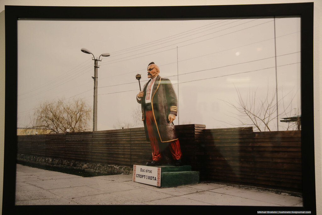 Памятник Ленину около входа в спортивный клуб в Днепре

