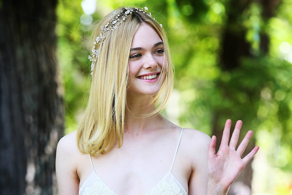 https://media.glamour.com/photos/578550e3cdf648fb0adae4dd/master/w_1280,c_limit/elle-fanning-blond-hair-social.jpg