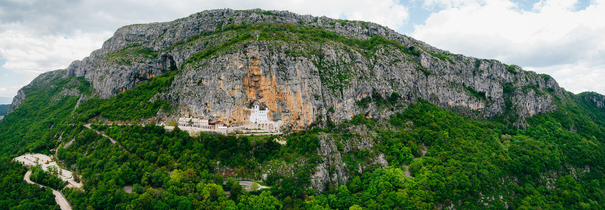 Острог (Ostrog), действующий сербский православный монастырь в Черногории 
