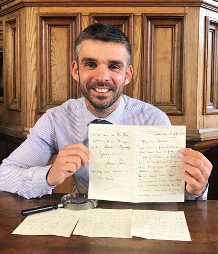 Аукционист Trevanion & Dean Аарон Дин с тремя письмами 1930-х годов, написанными Говардом Картером. Фото