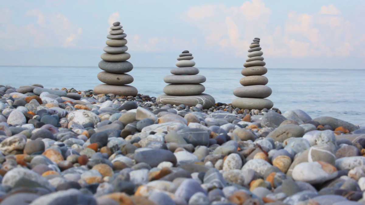 Пирамидка из камней на пляже