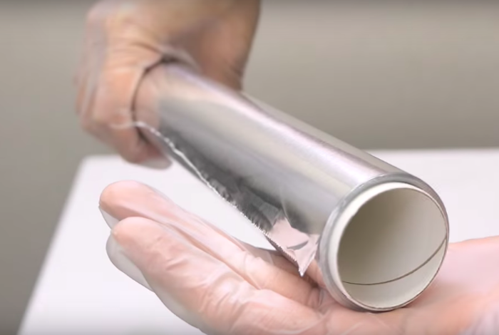 Не доставайте втулку сразу. Японец взял обычную кухонную фольгу и достал её из коробки вместе с картонной втулкой.
