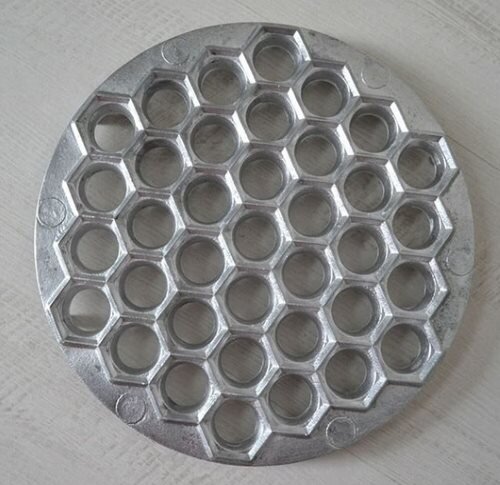 ПЕЛЬМЕННИЦА. ЭТА ПЕЛЬМЕННИЦА ОКАЗАЛАСЬ ТАКОЙ УДОБНОЙ И ПРОСТОЙ В ИСПОЛЬЗОВАНИИ, ЧТО СПУСТЯ ГОДЫ В ХОЗЯЙСТВЕННЫХ МАГАЗИНАХ ПОЯВИЛОСЬ ПОДОБНОЕ УСТРОЙСТВО, НО УЖЕ НЕ ИЗ ДОРОГОГО АЛЮМИНИЯ, А ИЗ ДЕШЁВОЙ ПЛАСТМАССЫ. ФОТО: INSTAGRAM.COM