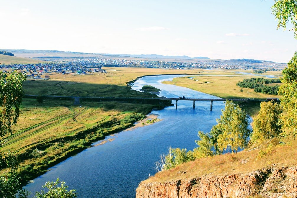 Вид со скалы Салавата на село Малояз.