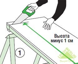 1. Отрежьте листы, отмерив расстояние, соответствующее высоте стены от пола до потолка с вычетом 1 см, необходимым для защиты плит от поднимающейся с пола влажности.  
 