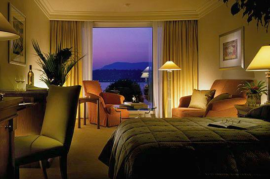 В пентхаусе могут комфортно разместиться 6 человек, хотя, по информации отеля, в наличии целых 12 спален. Это хорошие новости, потому что вы сможете скинуться на размещение с несколькими вашими неприлично богатыми друзьями. 