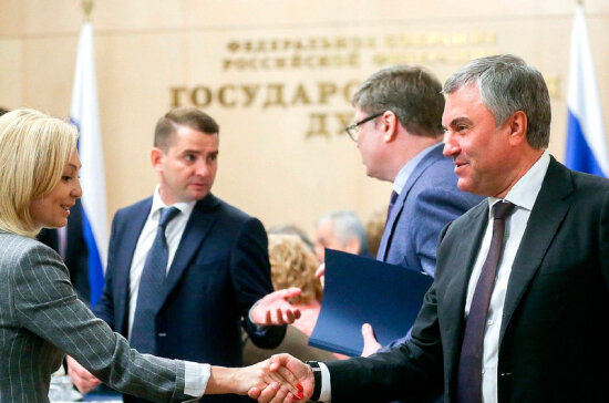 ПРЕДСЕДАТЕЛЬ ГОСУДАРСТВЕННОЙ ДУМЫ ВЯЧЕСЛАВ ВОЛОДИН И ЗАМЕСТИТЕЛЬ ПРЕДСЕДАТЕЛЯ ГОСУДАРСТВЕННОЙ ДУМЫ ОЛЬГА ТИМОФЕЕВА.ФОТО: ПРЕСС-СЛУЖБА ГОСДУМЫ